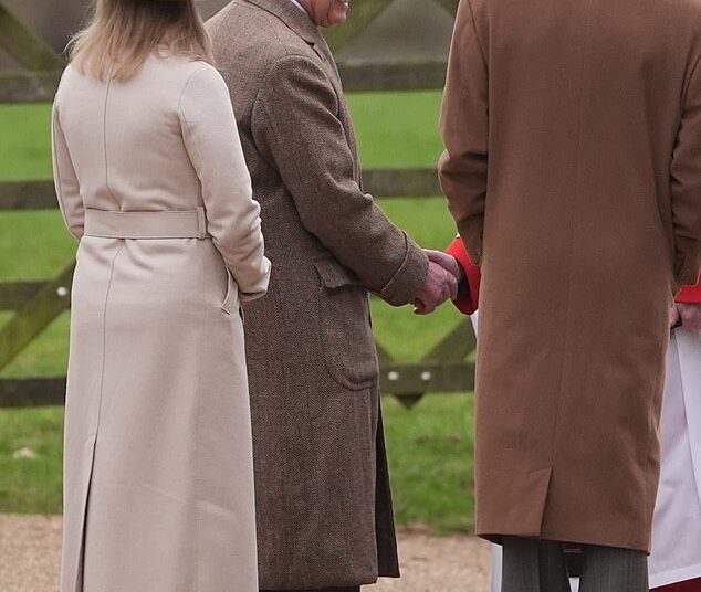O rei Charles lidera a realeza chegando para o culto religioso de domingo em Sandringham após as festividades de Natal sem Andrew