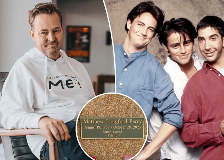 O túmulo de Matthew Perry tem uma nova placa 2 anos após sua morte – com uma homenagem especial a ‘Friends’