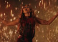 O vestido vermelho completamente transparente e desfiado de Miley Cyrus expõe seu sutiã preto sem alças