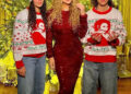 Os gêmeos de Mariah Carey e Nick Cannon se elevam sobre ela em foto de Natal