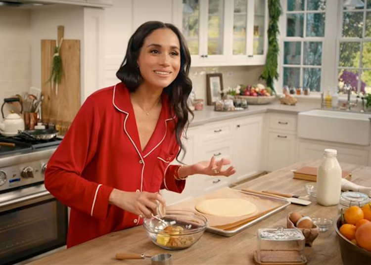 Os pijamas festivos e aprovados por celebridades de Meghan Markle são o conjunto perfeito para usar debaixo da árvore de Natal