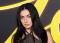 Os shorts de Charli XCX são tão pequenos que parecem roupas íntimas