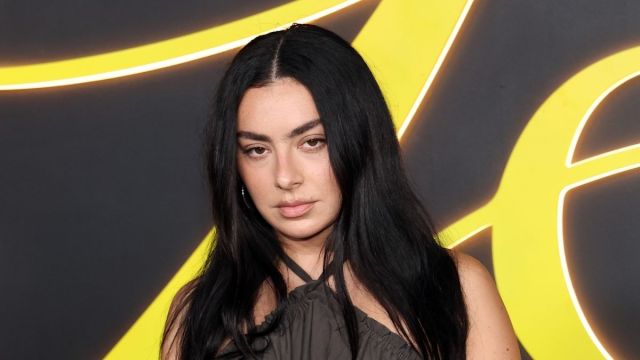 Os shorts de Charli XCX são tão pequenos que parecem roupas íntimas