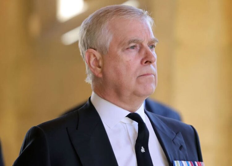 Os 'ursinhos de pelúcia' de Andrew causam nova tensão para a família real em meio ao despejo da Royal Lodge