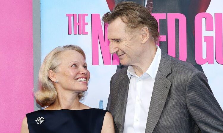 Pamela Anderson fala sobre estar 'envolvida romanticamente' com Liam Neeson