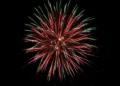 Paquistão ilumina 2026 com fogos de artifício e celebrações de música folclórica