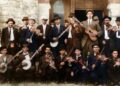 Conhecido como “Seven-Foot Dilly”, o homem alto nesta foto colorida com o violão era o bombeiro de Atlanta, John Dilleshaw. As gravações de Dilleshaw estarão acessíveis ao público na Discografia de Gravações Históricas Americanas por meio de uma parceria entre o selo Dust-to-Digital de Atlanta e a Universidade da Califórnia, em Santa Bárbara. (Cortesia de Dust-to-Digital)