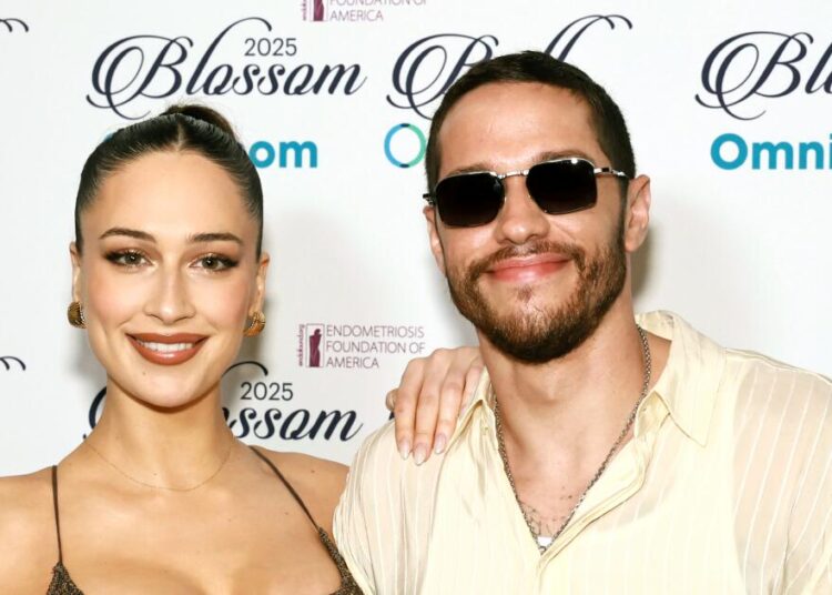 Pete Davidson e Elsie Hewitt dão as boas-vindas a uma menina: 'Perfeito'
