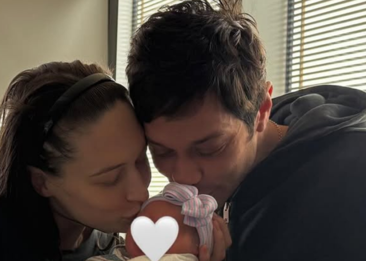 Pete Davidson e Elsie Hewitt dão as boas-vindas a uma menina