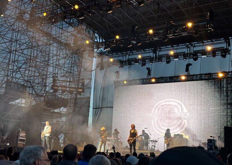 Collective Soul se apresentando no Hollywood Casino