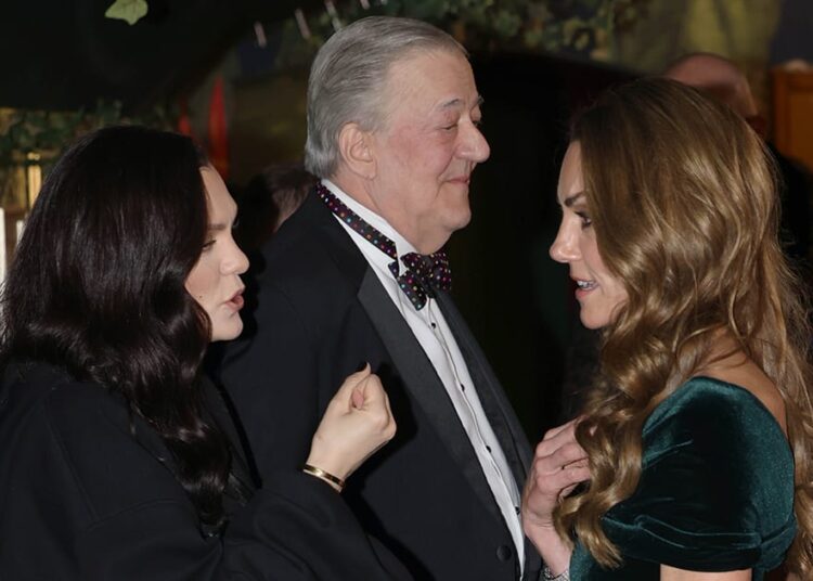 Por que Jessie J quebrou o protocolo real para abraçar Kate Middleton