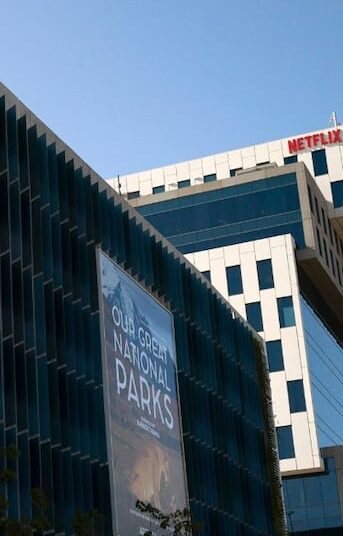 Por que a fusão massiva da Netflix e da Warner Bros. está se mostrando tão controversa