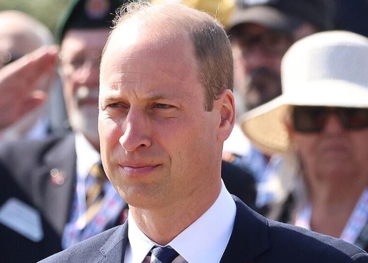 Por que o príncipe William está ao lado da princesa Beatrice e da princesa Eugenie em meio a escândalos reais