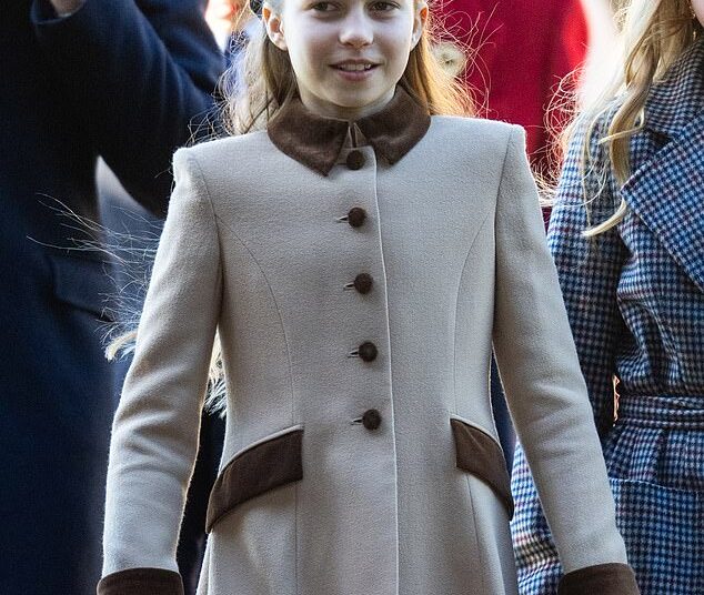 Princesa Charlotte é elogiada pelos fãs da realeza por parar para tirar selfie com uma mulher durante a caminhada em Sandringham