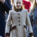 Princesa Charlotte é elogiada pelos fãs da realeza por parar para tirar selfie com uma mulher durante a caminhada em Sandringham