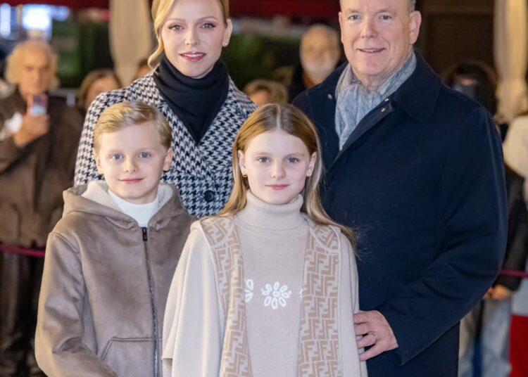 Princesa Gabriella de Mônaco segue a mãe Princesa Charlene em uma pequena capa Fendi e roupa infantil Dior de US $ 3.600