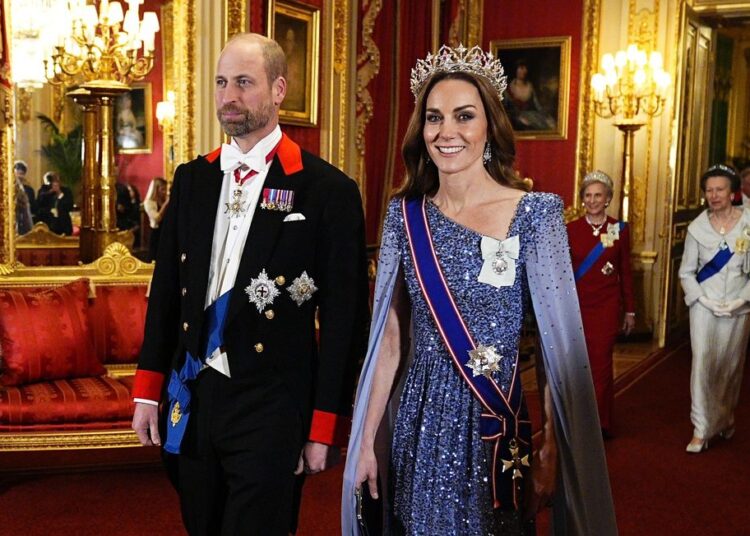 Princesa Kate surpreende com vestido longo e tiara que ela nunca usou antes