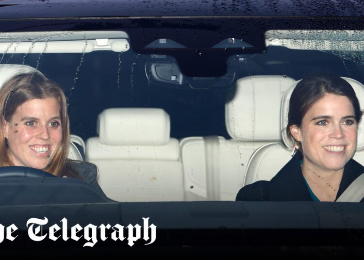 Princesas Beatrice e Eugenie comparecem ao almoço de Natal no palácio sem Andrew