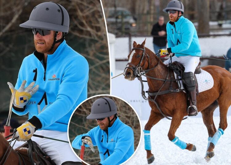 Príncipe Harry machuca a mão no Snow Polo em Aspen