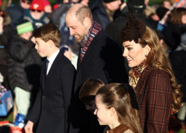 Príncipe William, Kate Middleton e crianças vão à igreja de Natal de 2025 com a realeza