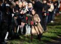 Príncipe William diz à filha Charlotte para parar de tirar selfies no Natal