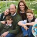 Príncipe William e Kate Middleton posam com George, Charlotte e Louis no cartão de Natal de 2025