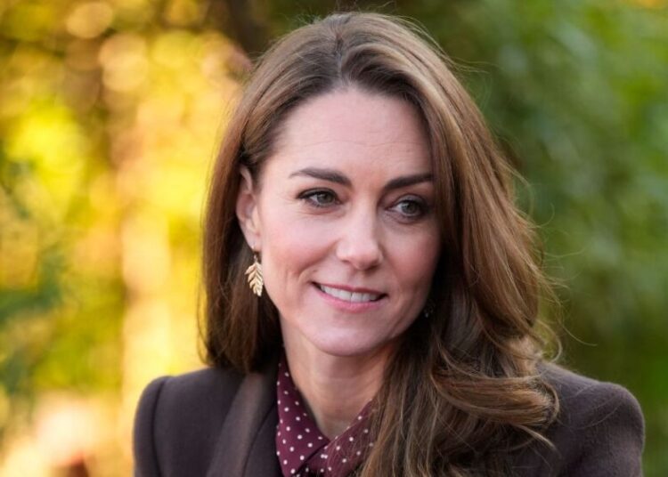 Princesa de Gales fala com membros dos Serviços de Emergência durante uma visita ao Centro Comunitário de Southport em 10 de outubro de 2024 em Southport, Inglaterra..jpg