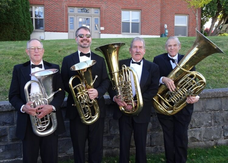 Quarteto de Tuba se apresenta em Ilwaco