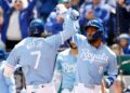 Bobby Witt Jr. (7), do Kansas City Royals, comemora um home run de duas corridas com Maikel ...
