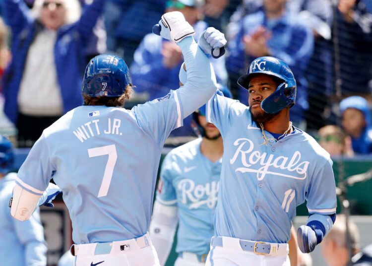 Bobby Witt Jr. (7), do Kansas City Royals, comemora um home run de duas corridas com Maikel ...