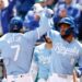 Bobby Witt Jr. (7), do Kansas City Royals, comemora um home run de duas corridas com Maikel ...