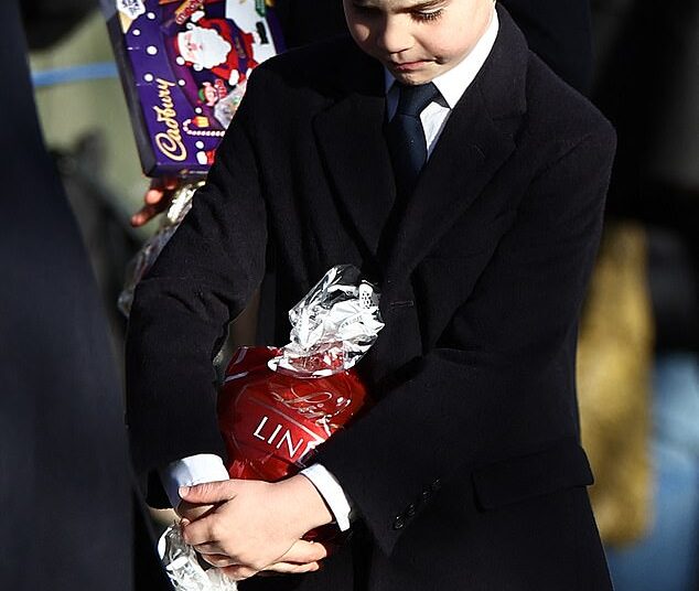 Que delícia! A alegria do Príncipe Louis depois que fã dá a uma criança de sete anos uma grande caixa de chocolates Lindor - enquanto a atrevida real ganha um presente do Príncipe William