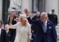Rei Carlos III e esposa, rainha Camilla, revelam seu cartão de Natal de 2025