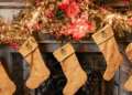 Rei Charles distribui cortinas reais para artesanato de Natal