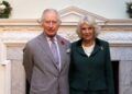 Rei Charles e Rainha Camilla enviam desejo real de Natal com clipe vibrante do palácio