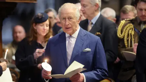 Rei Charles ‘profundamente emocionado’ com reação à mensagem de TV sobre câncer, diz Palácio de Buckingham