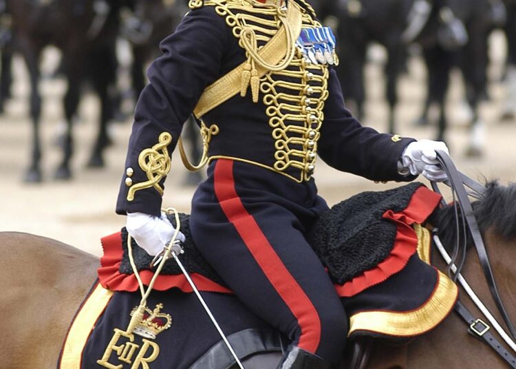 Rei e Rainha escolhem a primeira mulher escudeira da coroa para dirigir Royal Mews