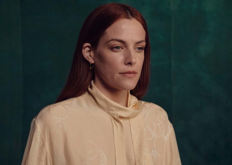 Riley Keough supostamente doou ovos para John Travolta e Kelly Preston