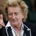 Rod Stewart, 80, interrompe abruptamente o show para repreender fã indisciplinado