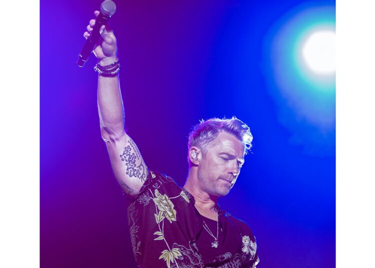 Ronan Keating será acompanhado por Boyzone, Louise, Shona McGarty e Calum Scott na véspera de Ano Novo na BBC One