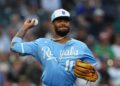 O terceiro base do Kansas City Royals, Maikel Garcia, faz um lançamento para a primeira base contra o Seattle...