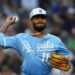 O terceiro base do Kansas City Royals, Maikel Garcia, faz um lançamento para a primeira base contra o Seattle...