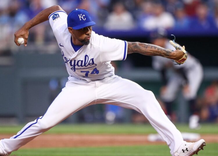 Royals traz de volta o apaziguador José Cuas em um acordo para uma liga secundária