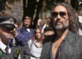 Russell Brand acusado de novas acusações de estupro e agressão sexual