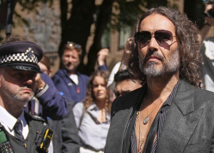 Russell Brand acusado de novas acusações de estupro e agressão sexual