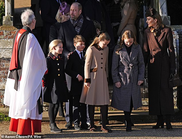 SARAH VINE: O miasma de tristeza finalmente se dissipou sobre a realeza. Quão triste é que Harry e Meghan não conseguem ver além de seus próprios psicodramas para permitir que seus filhos se juntem a esta banda feliz