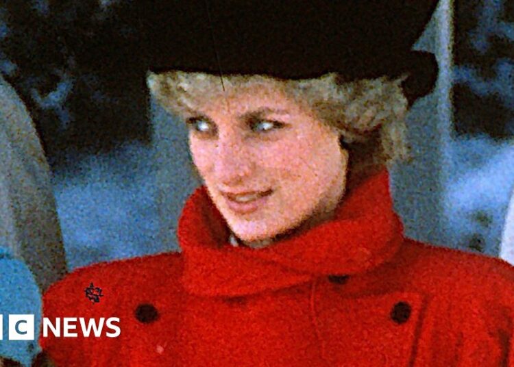Sandringham na neve enquanto a família real desfruta do serviço religioso de 1985