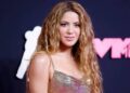 Shakira faz um movimento ousado com vestido recortado transparente e fenda de cair o queixo
