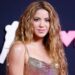 Shakira faz um movimento ousado com vestido recortado transparente e fenda de cair o queixo