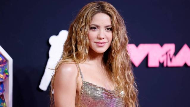 Shakira faz um movimento ousado com vestido recortado transparente e fenda de cair o queixo